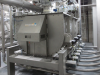 Woelbunker met zes extractieschroeven die op een pneumatisch transport doseren in een fabriek voor het maken van bakkerij goederen