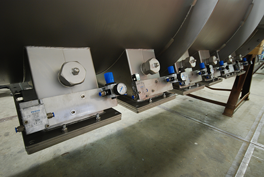 Roerwerkbunker met zes haakse uitvoerstukken waar 6 doseerschroeven op gemonteerd worden.