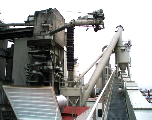 Foto van een kokerschroef die cement op een vrachtschip laad